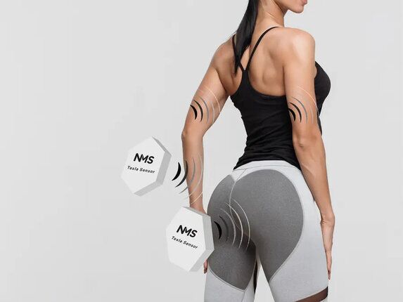 Seduta di NMS Body Cryoskin con gli elettrodi su glutei e cosce